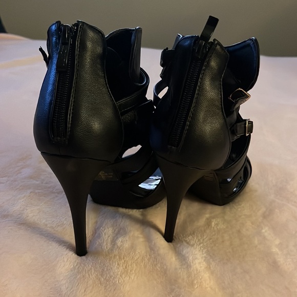 Black high heels - Picture 3 of 5